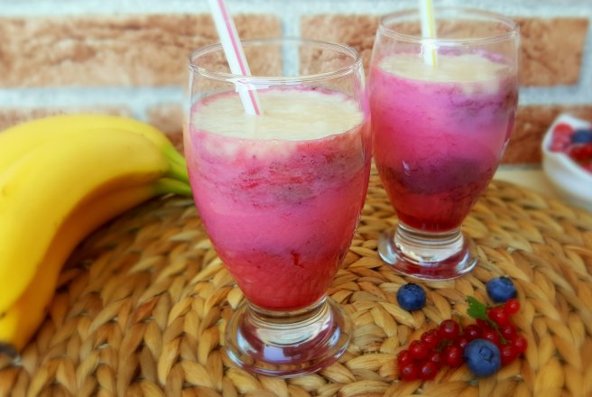 Smoothie cu fructe de padure si banana