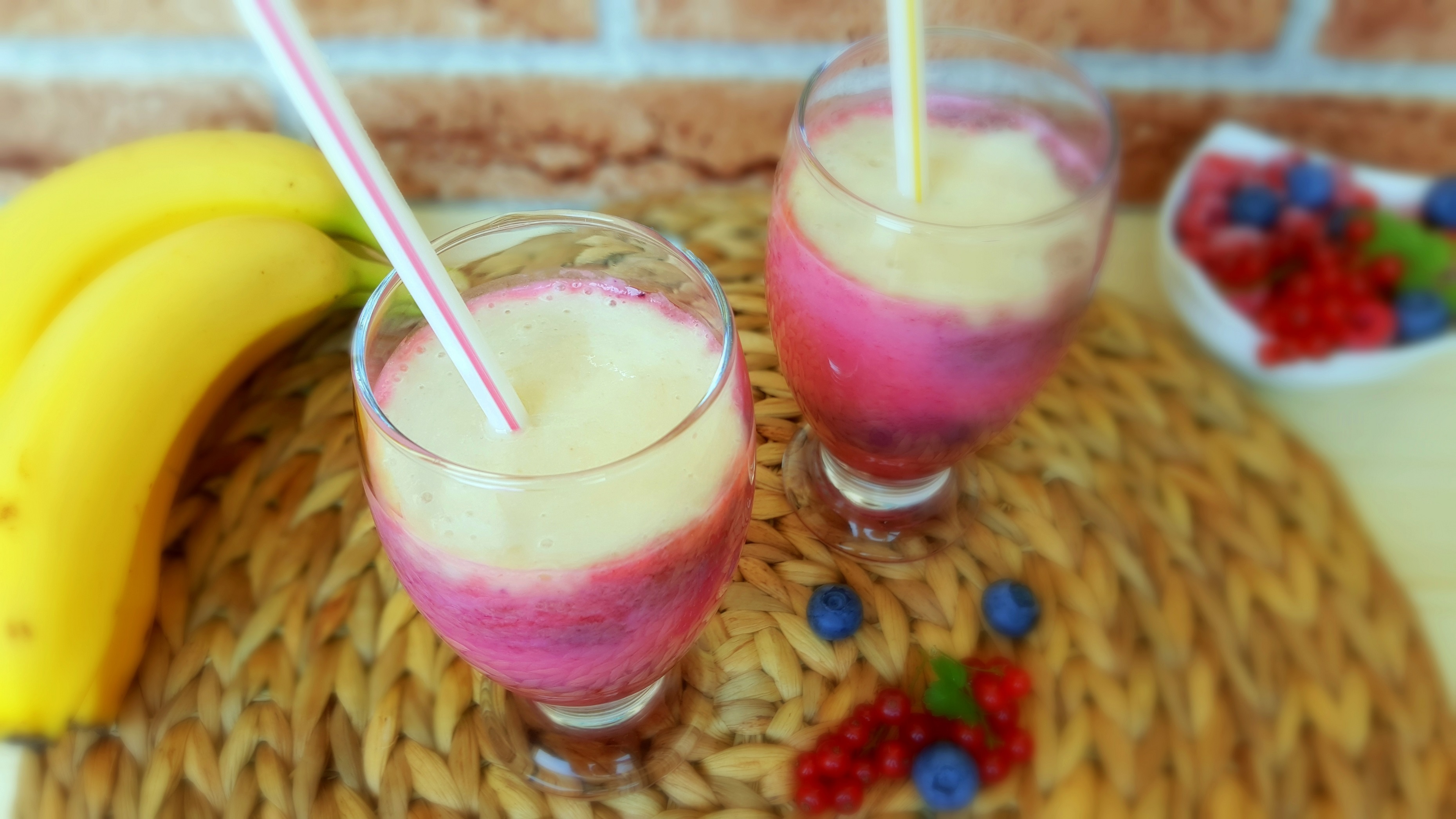 Smoothie cu fructe de padure si banana