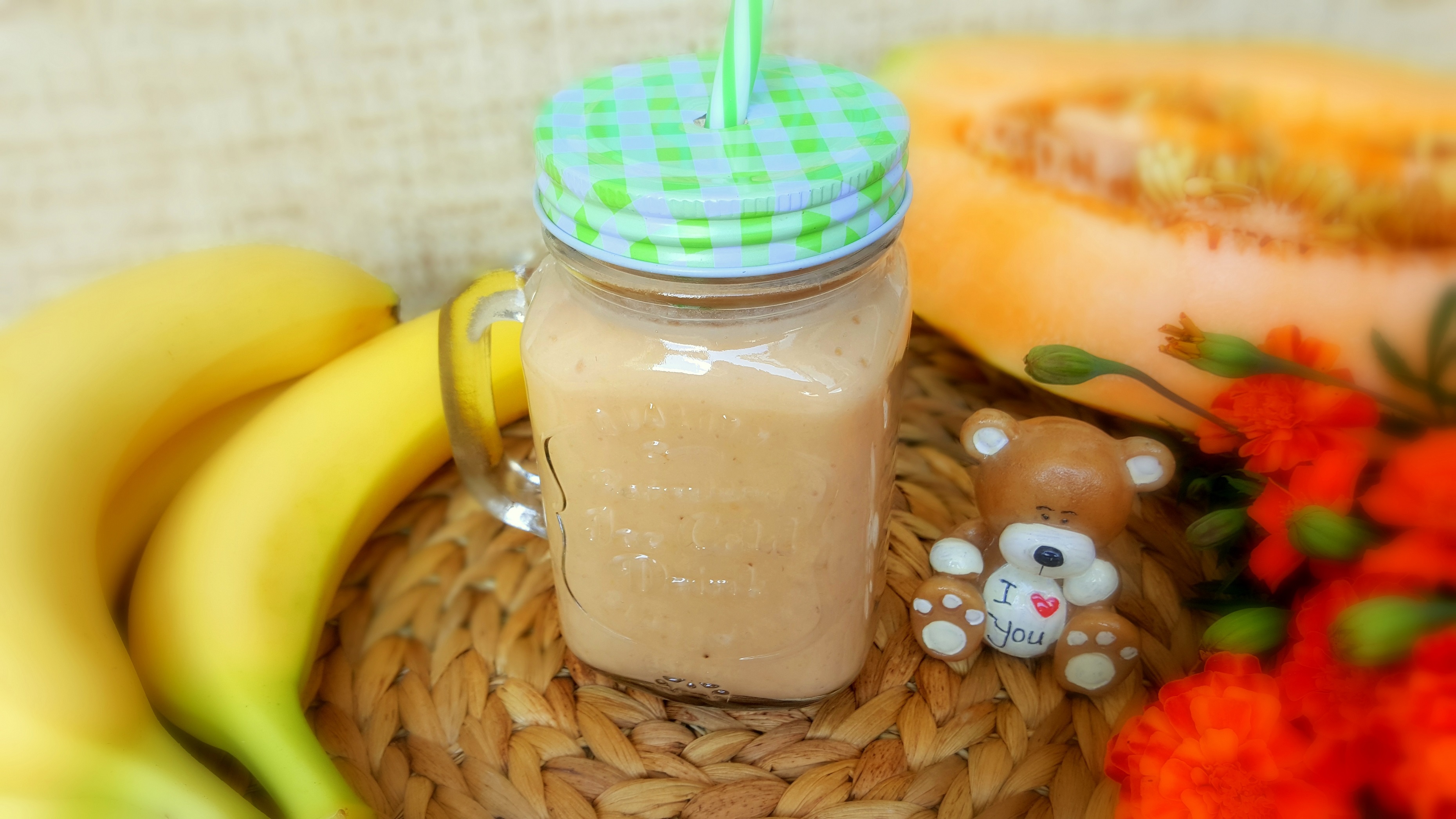 Smoothie cu banane si pepene galben