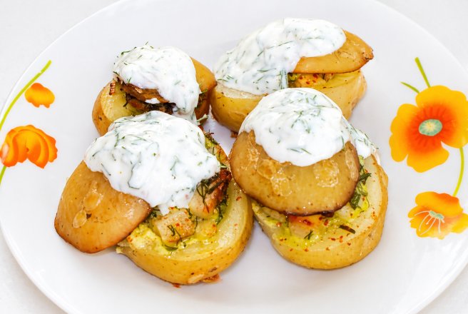 Cartofi noi umpluti la cuptor