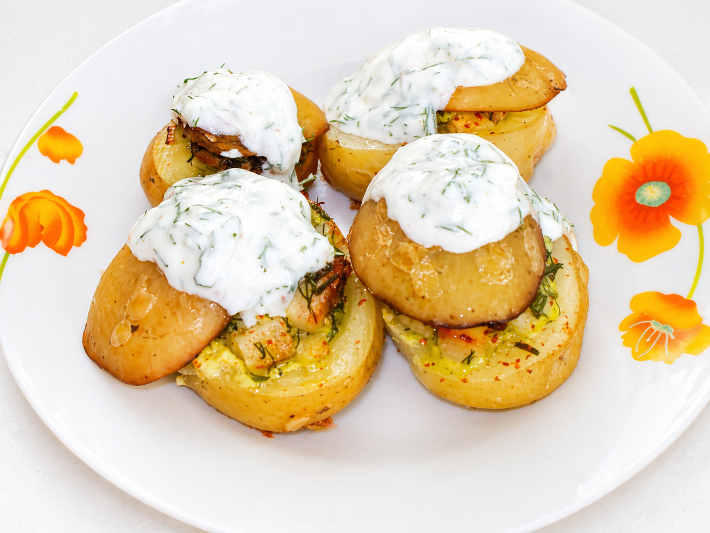 Cartofi noi umpluti la cuptor