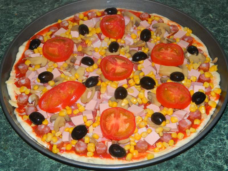 Pizza duet cu porumb si diverse