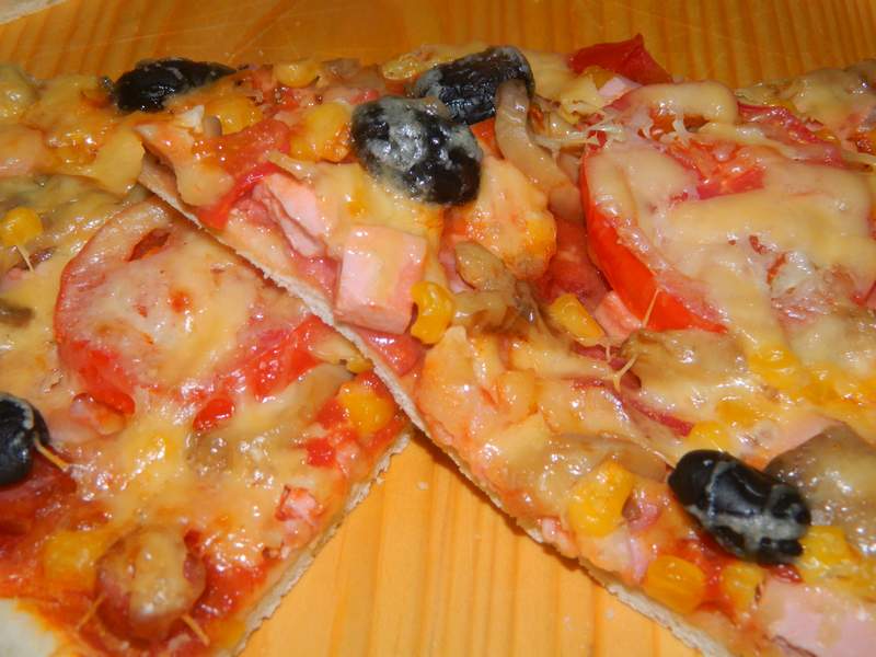 Pizza duet cu porumb si diverse