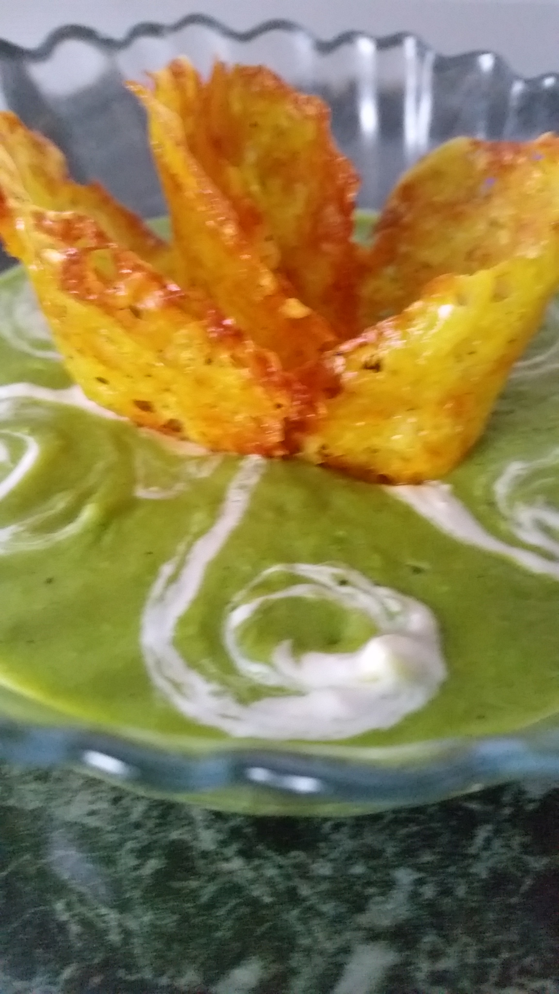 Supa crema de mazare cu floare de cascaval