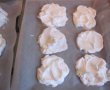 Desert mini Pavlova, cu crema de ciocolata si fructe de padure-4