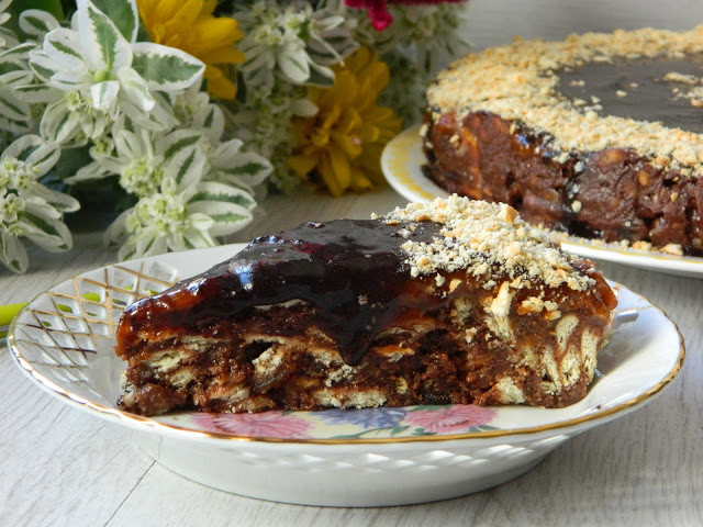 Desert tort de biscuiti (de post) cu stafide si gem de caise