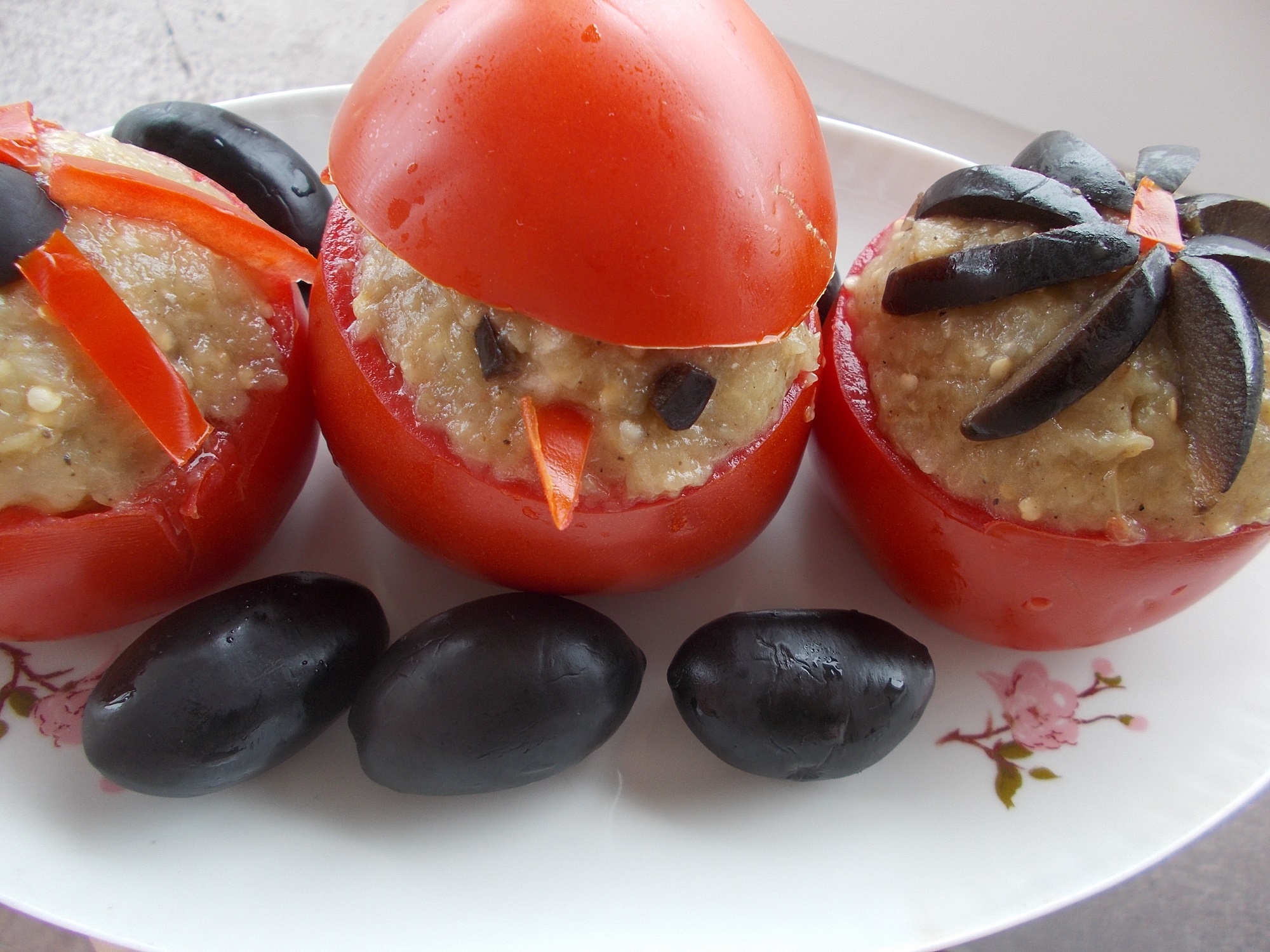 Aperitiv de post: rosii umplute cu salata de vinete