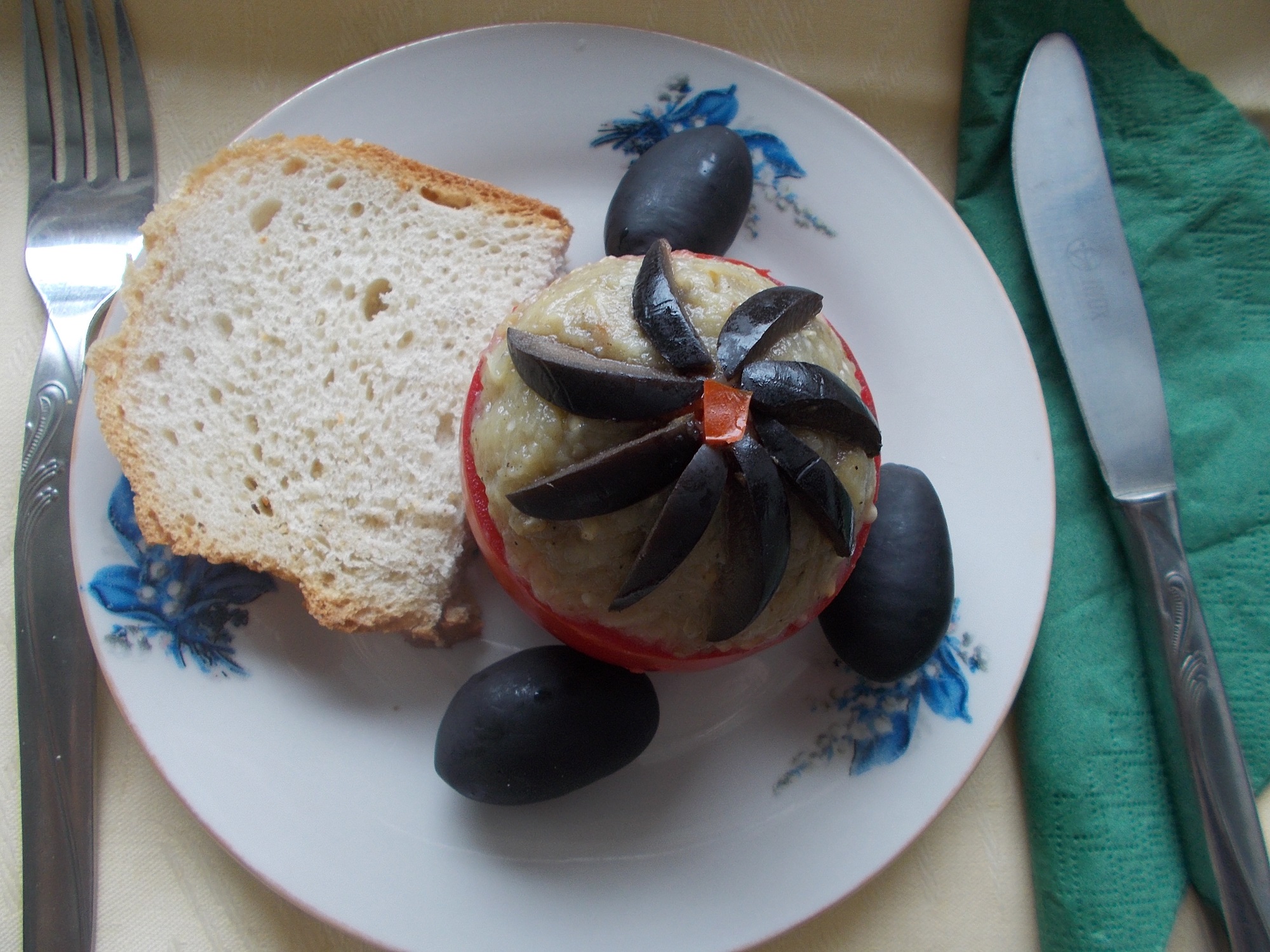 Aperitiv de post: rosii umplute cu salata de vinete