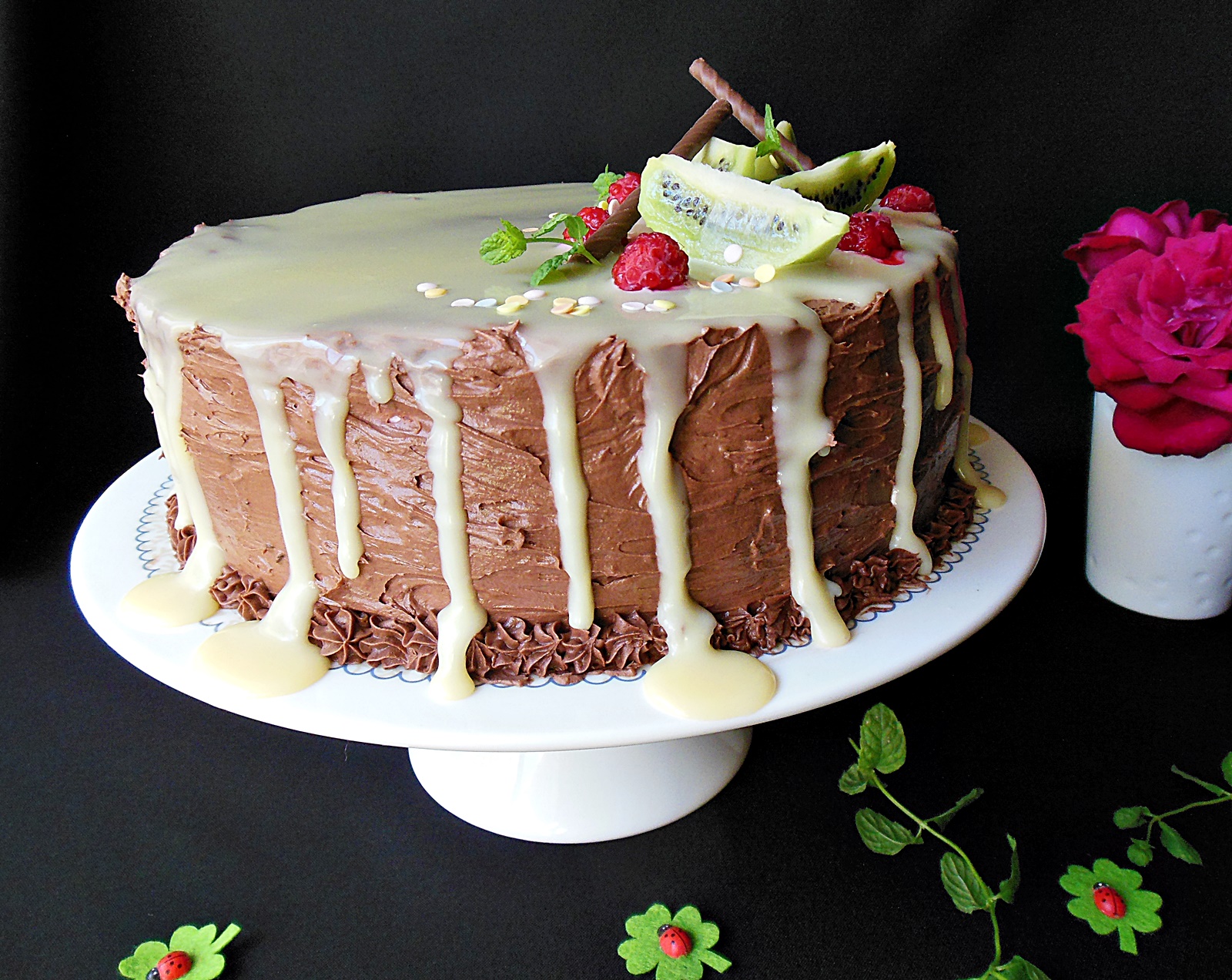 Desert tort cu crema de zmeura, de ciocolata si glazura de ciocolata alba