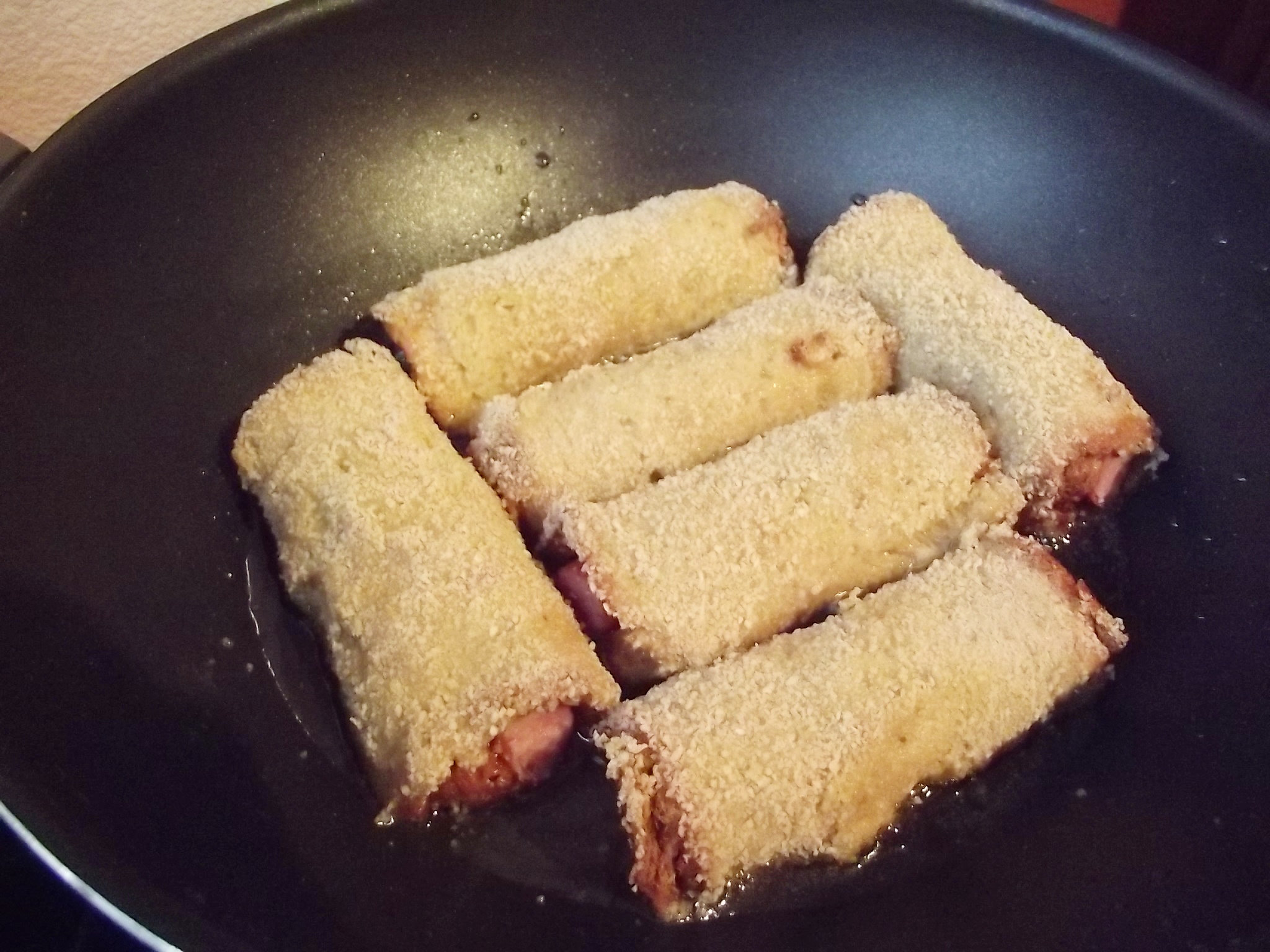 Aperitiv friganele cu felii de paine toast si cabanos