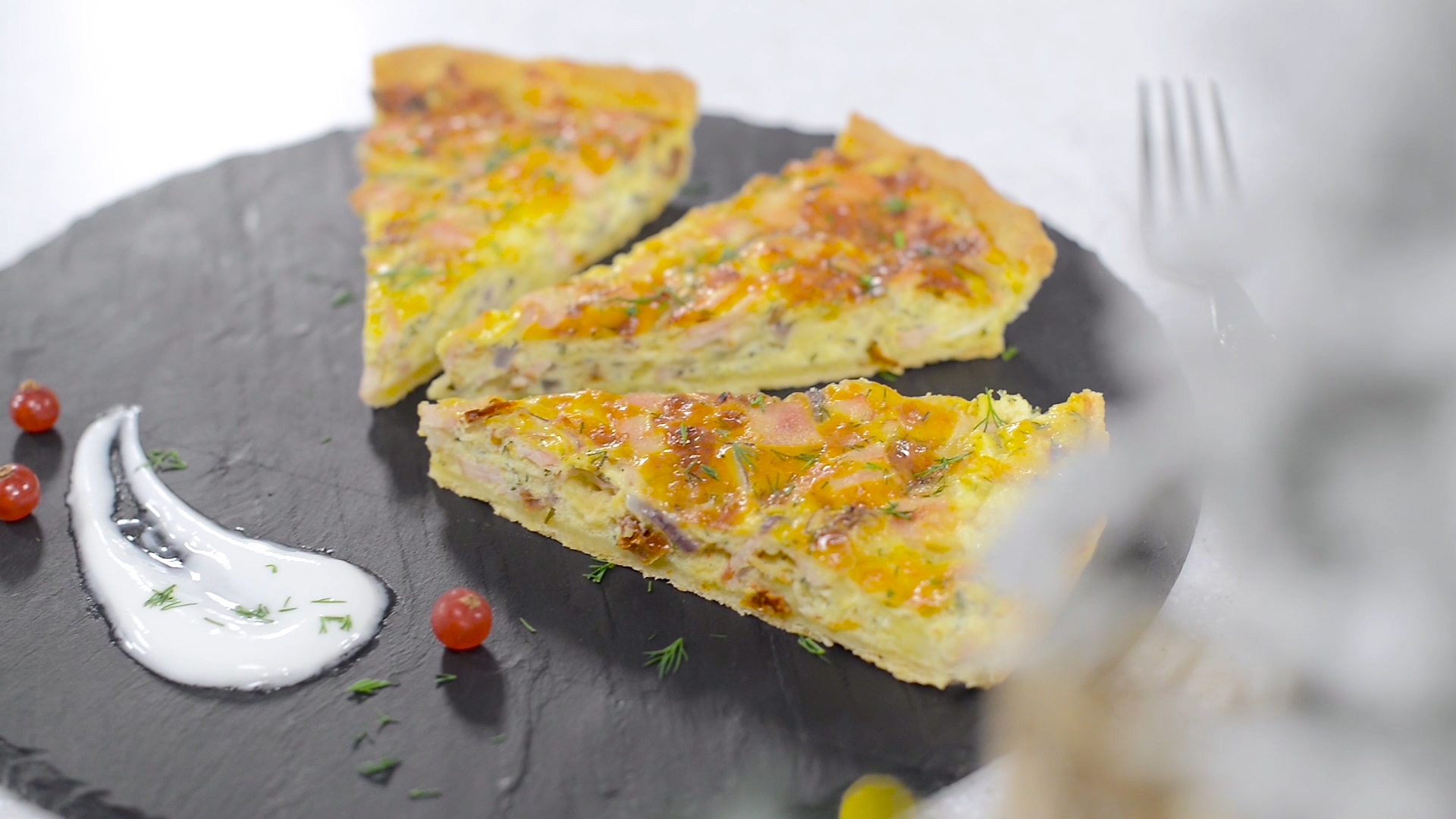 Aperitiv tarta cu branzeturi si sunca (Quiche)