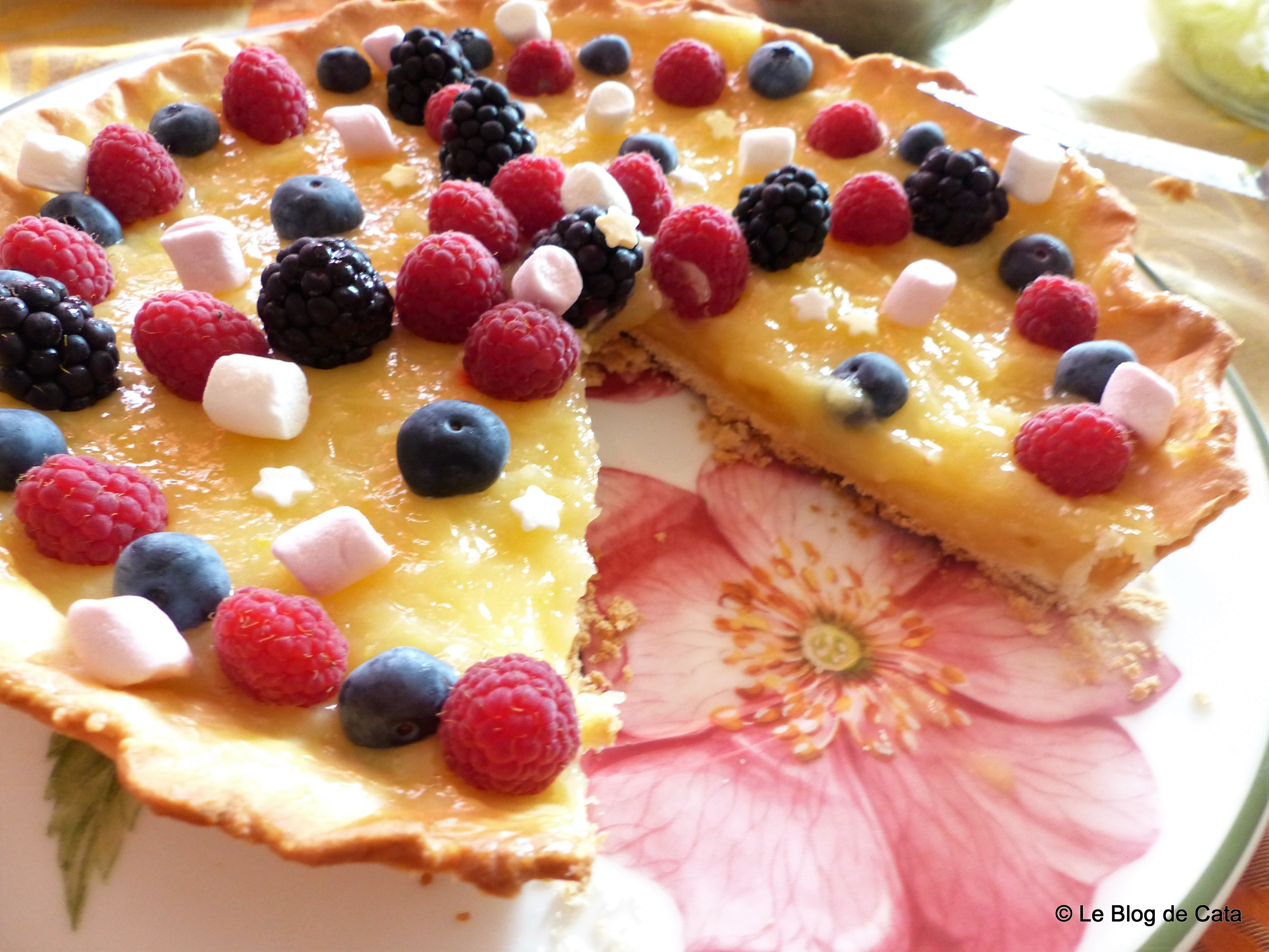 Desert tarta cu lamaie si fructe de padure