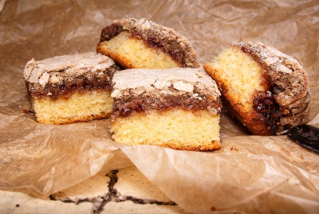 Prajitura Figaro - Desert delicios cu nuca si bezea