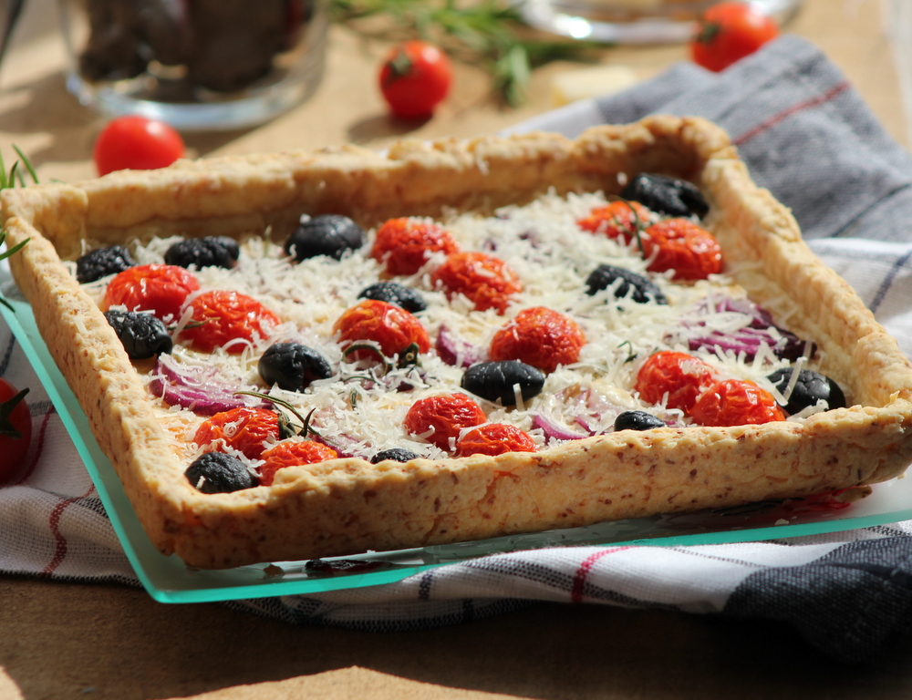 Aperitiv tarta cu rosii, masline si parmezan