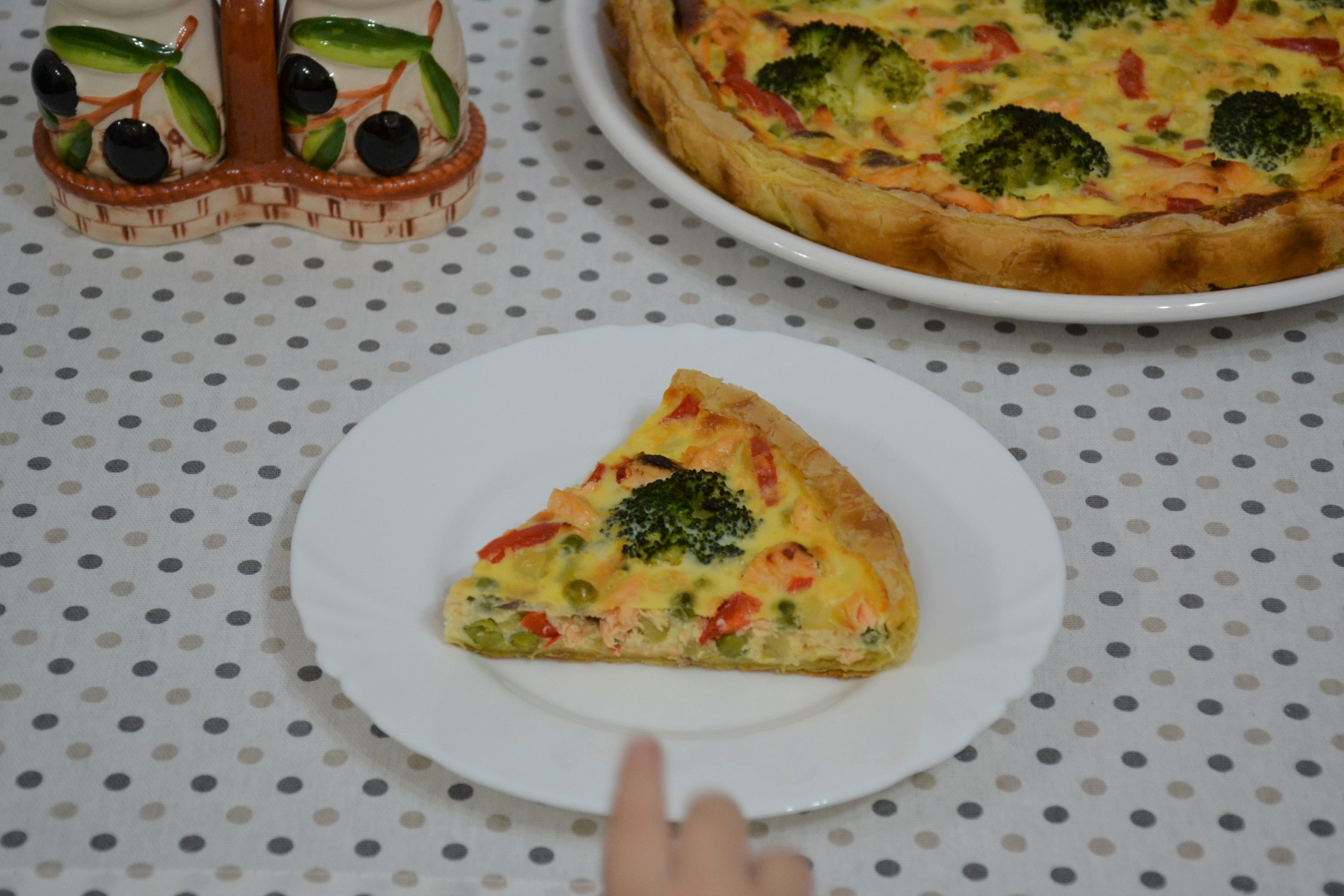 Tarta cu somon, broccoli, mazare si telemea