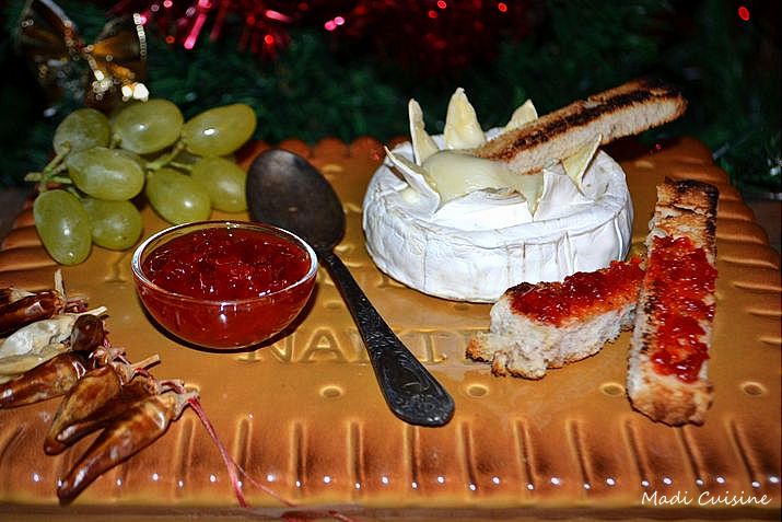 Aperitiv camembert cald cu dulceata de ardei iute