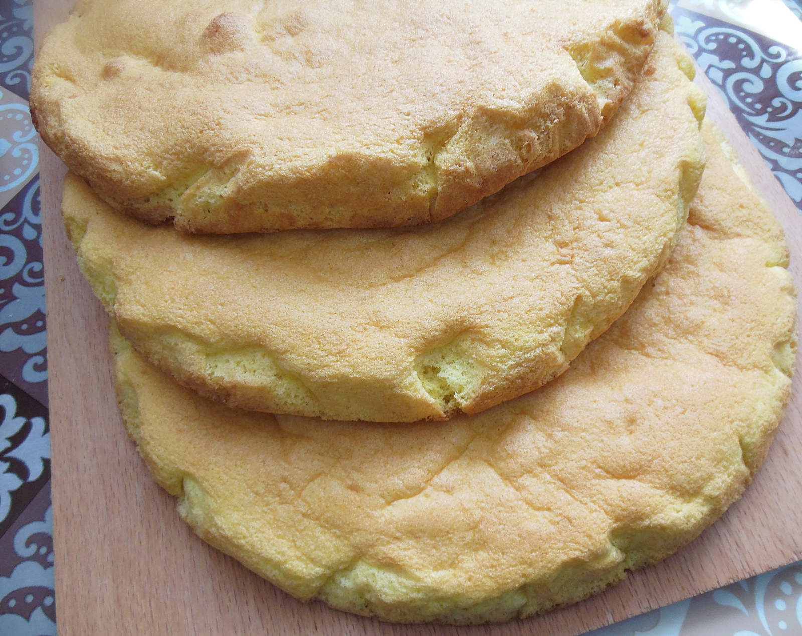 Desert tort cu crema de ciocolata, mascarpone cu lamaie si fructe de padure