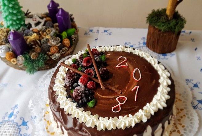 Desert tort cu crema de vanilie si jeleu de fructe de padure - 2018