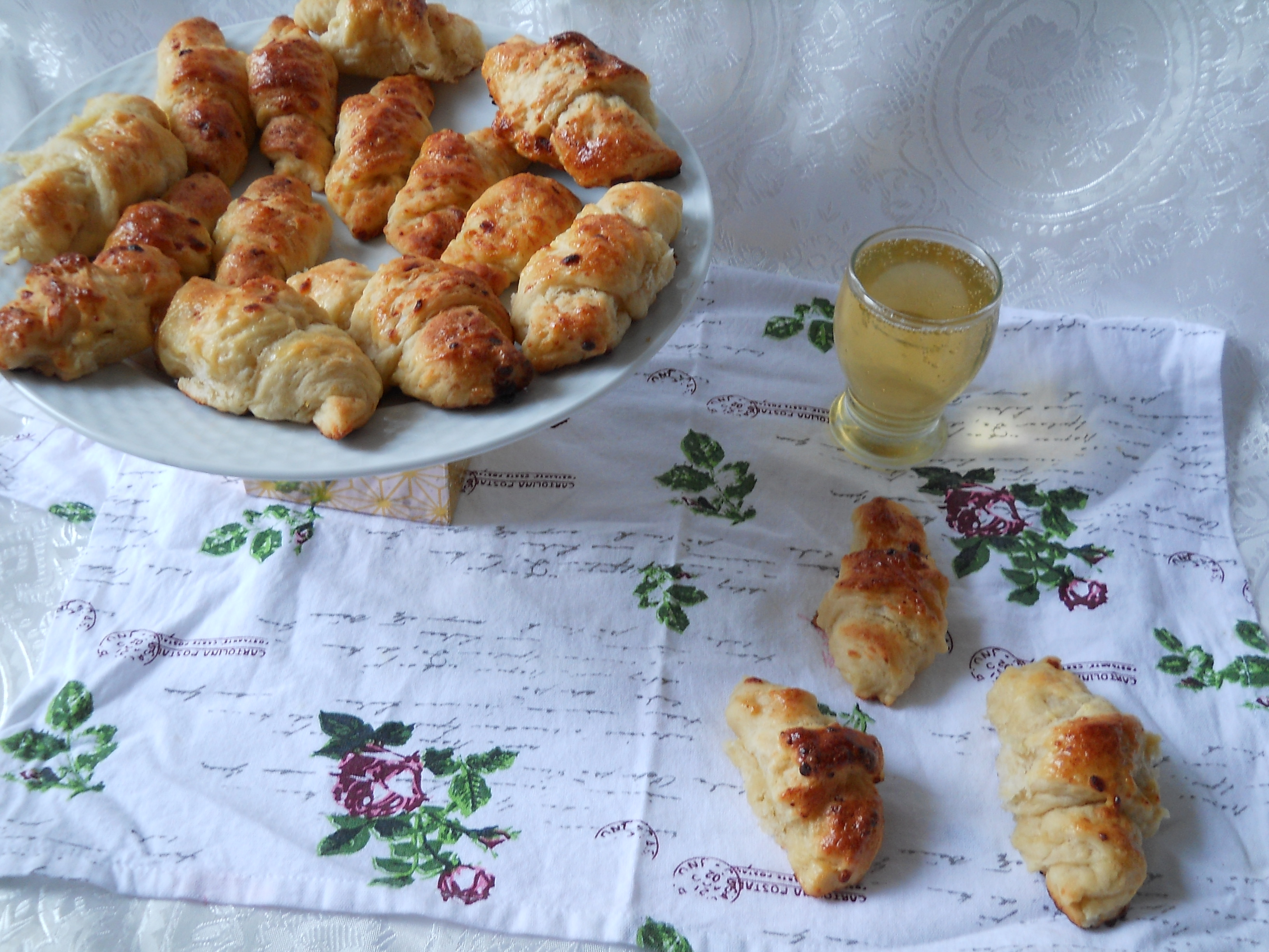 Aperitiv cornuri sarate cu branza