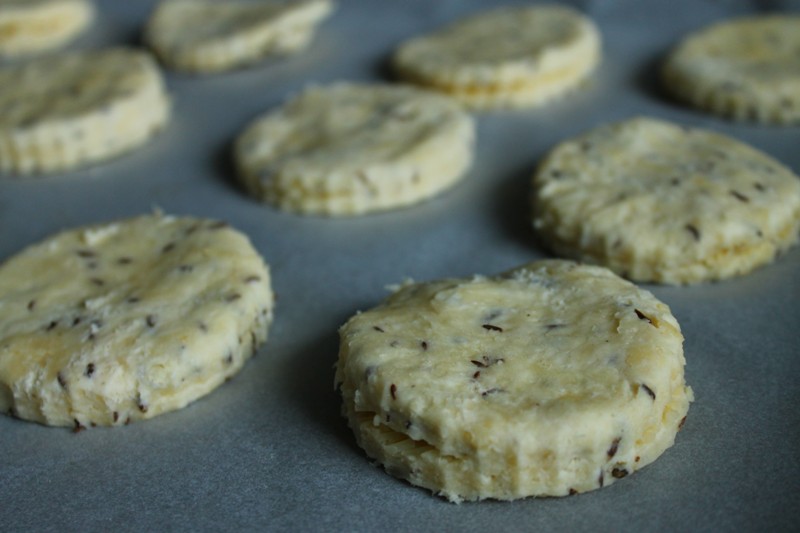 Aperitiv biscuiti cu branza si chimen