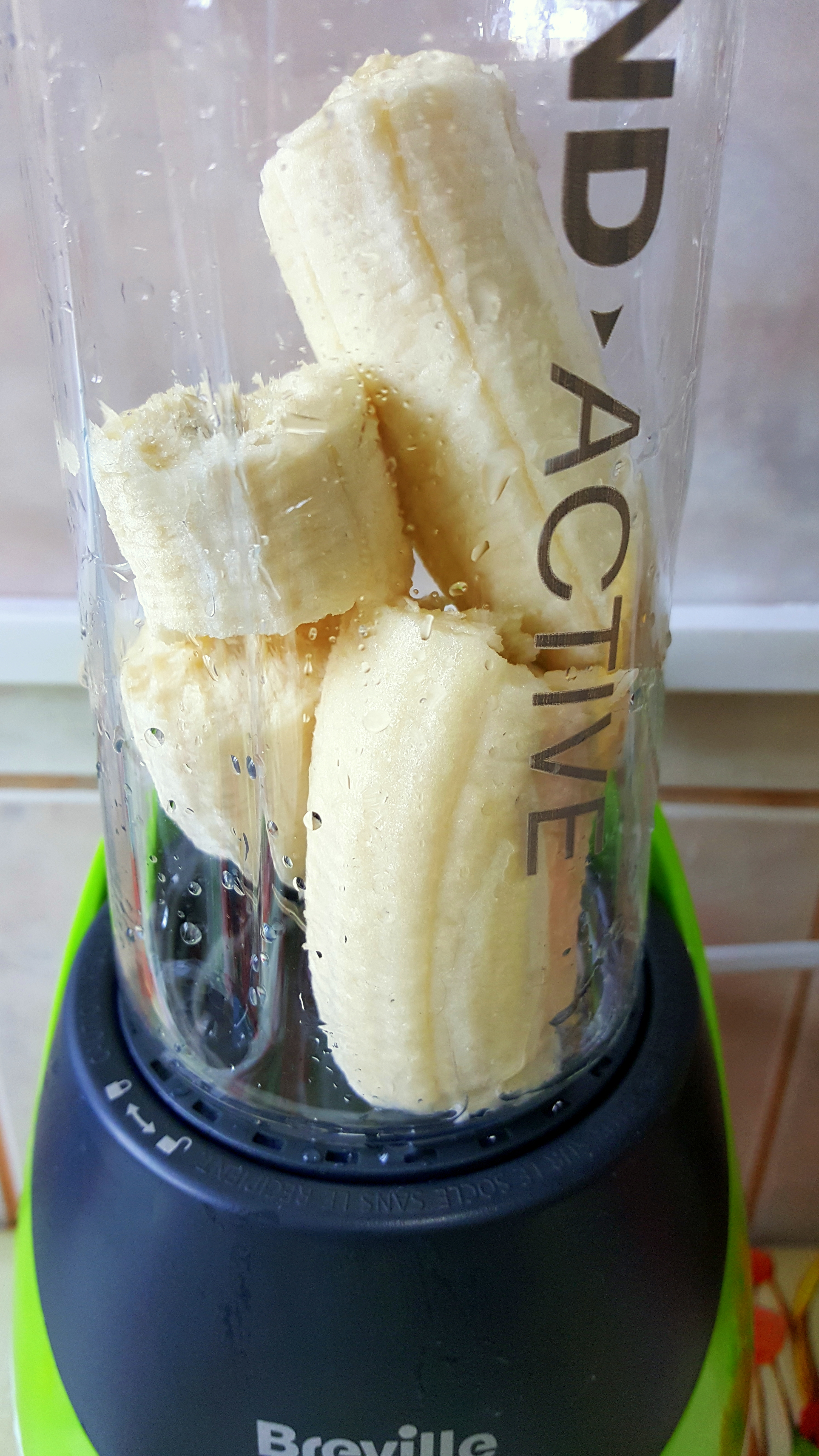 Smoothie cu ananas, kiwi si banane