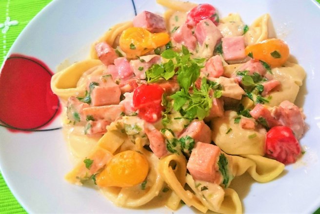 Tortellini cu sunca si sos cremos