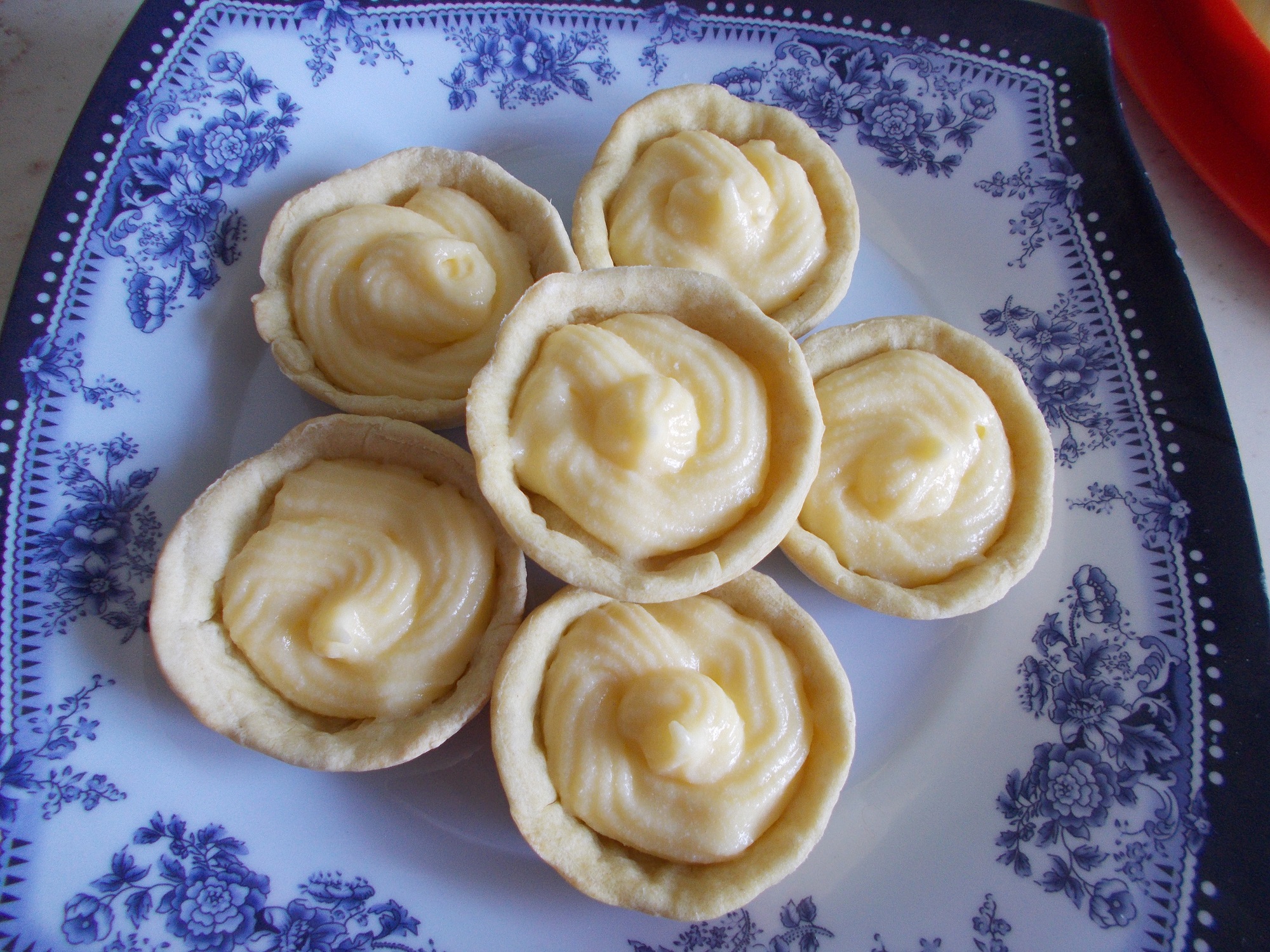 Desert cosulete cu crema de vanilie si fragi din dulceata