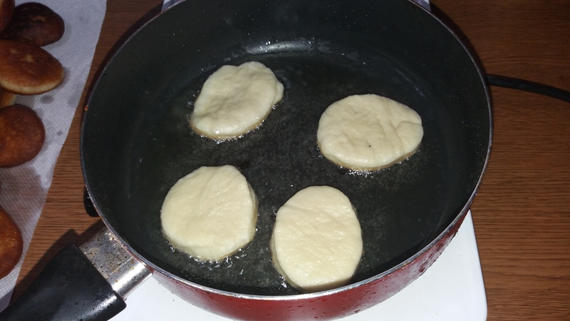 Desert gogosi pufoase umplute cu crema de ciocolata