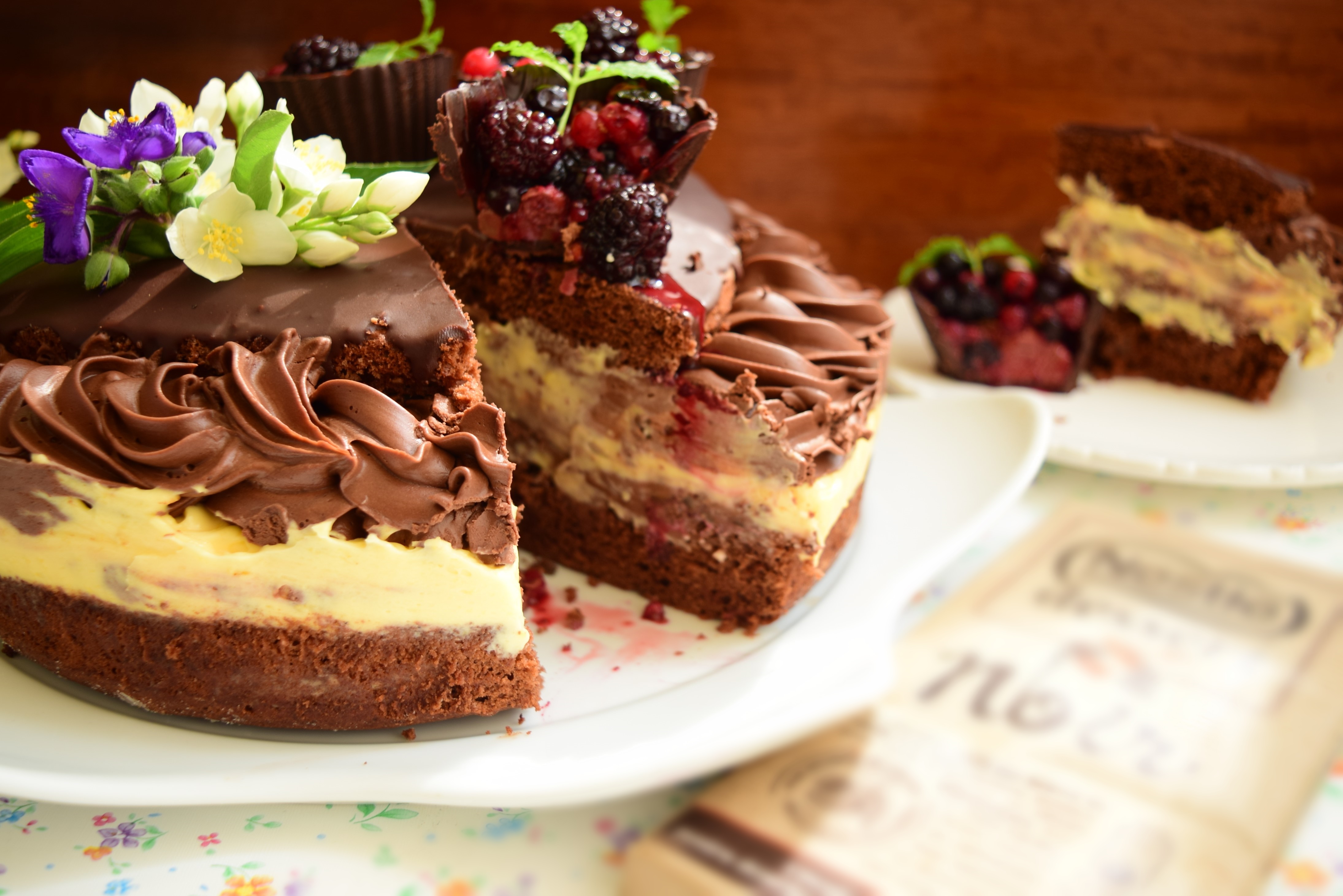 Desert tort ciocolatos cu crema de lamaie si fructe de padure