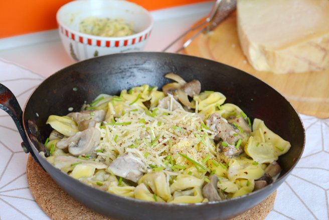 Tortellini cu ciuperci, sos alb si branza romaneasca Praid