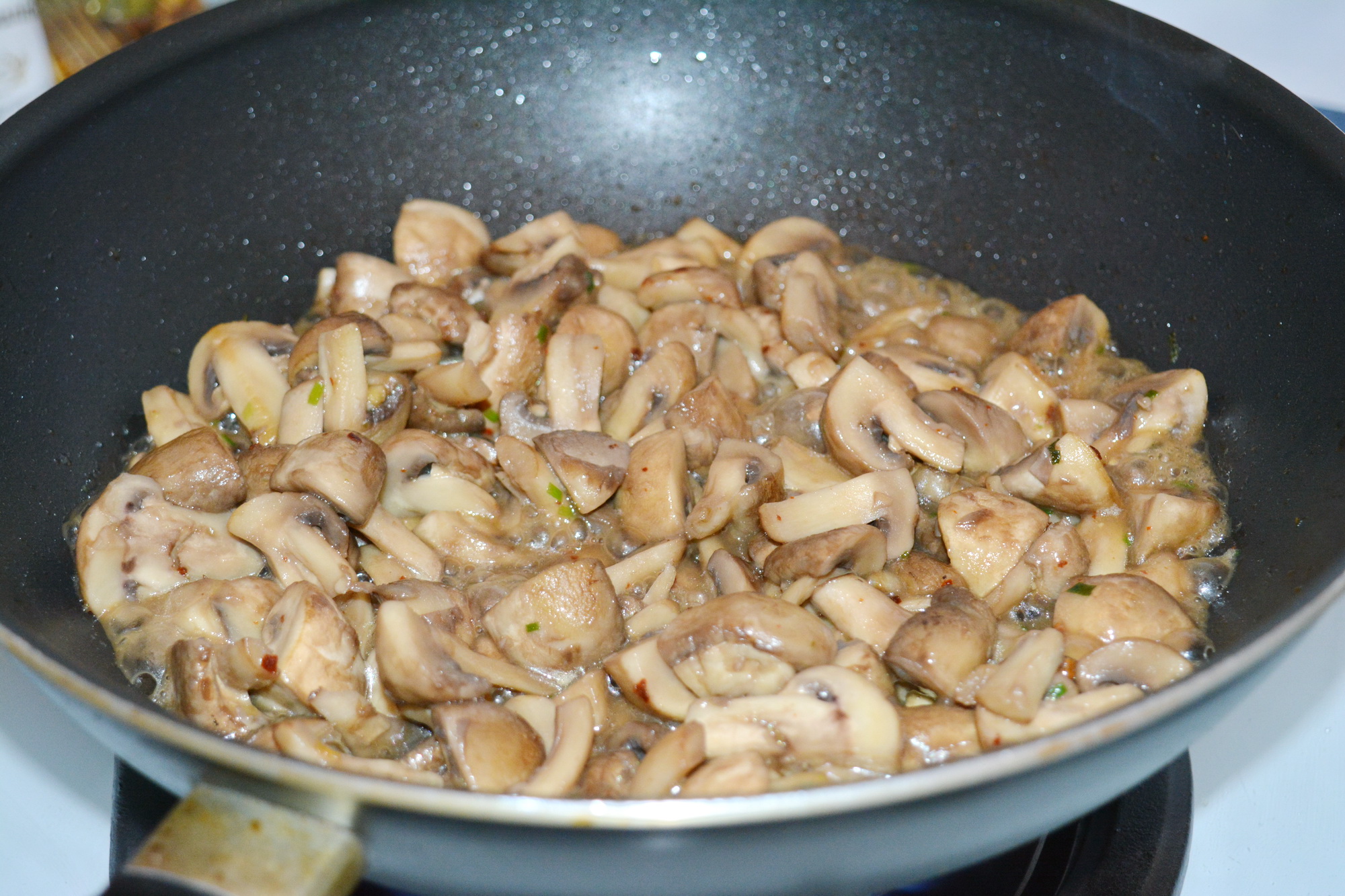 Tortellini cu ciuperci, sos alb si branza romaneasca Praid