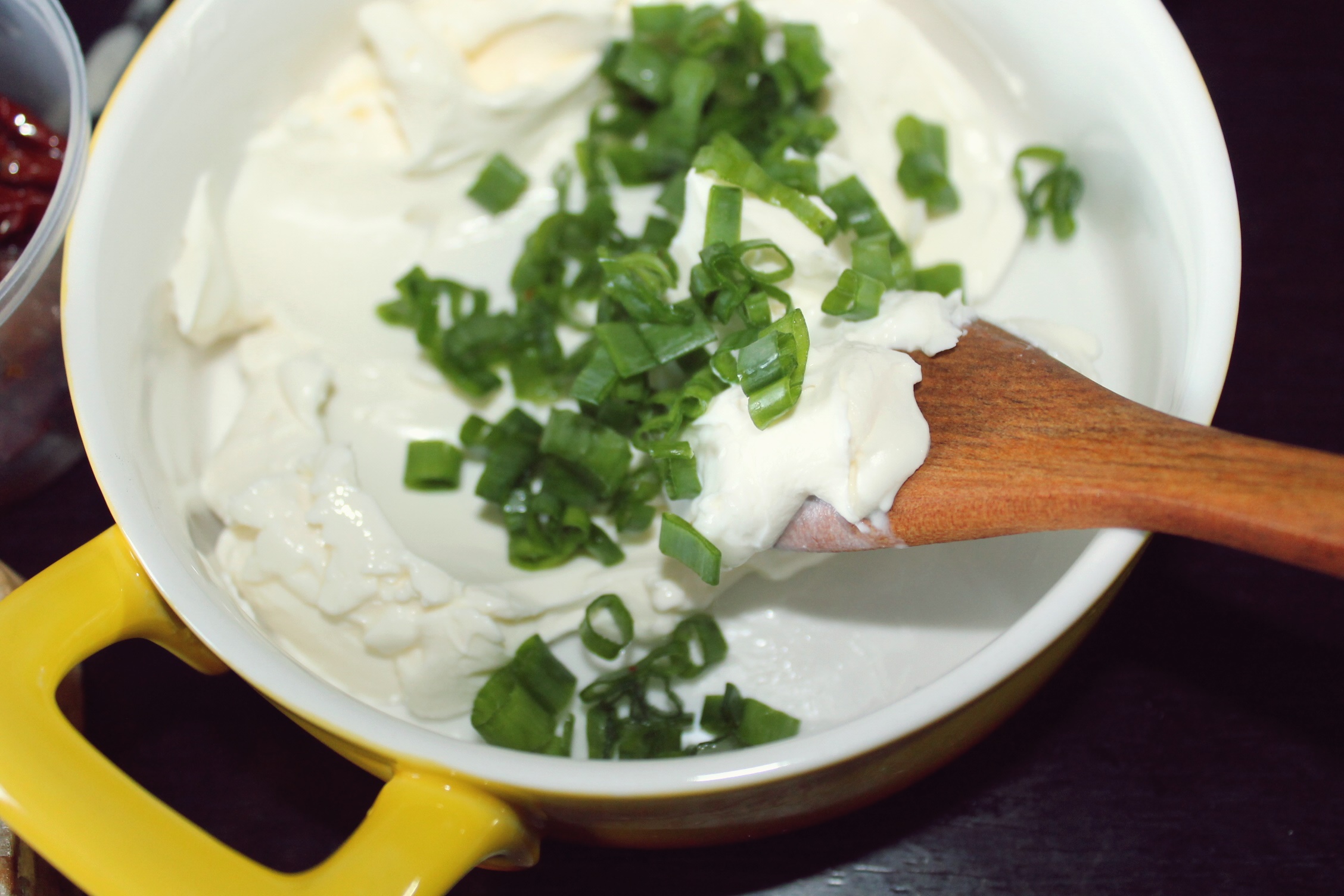 Aperitiv clatite cu porumb, rosii, avocado si crema de branza