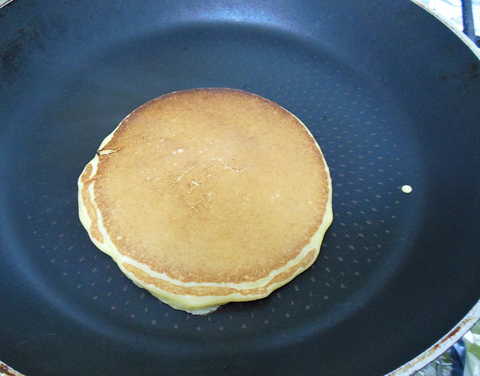 Desert pancakes cu ciocolata alba si sos de ananas