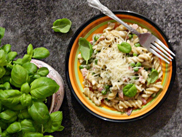 Fusilli integrali cu bacon si mazare