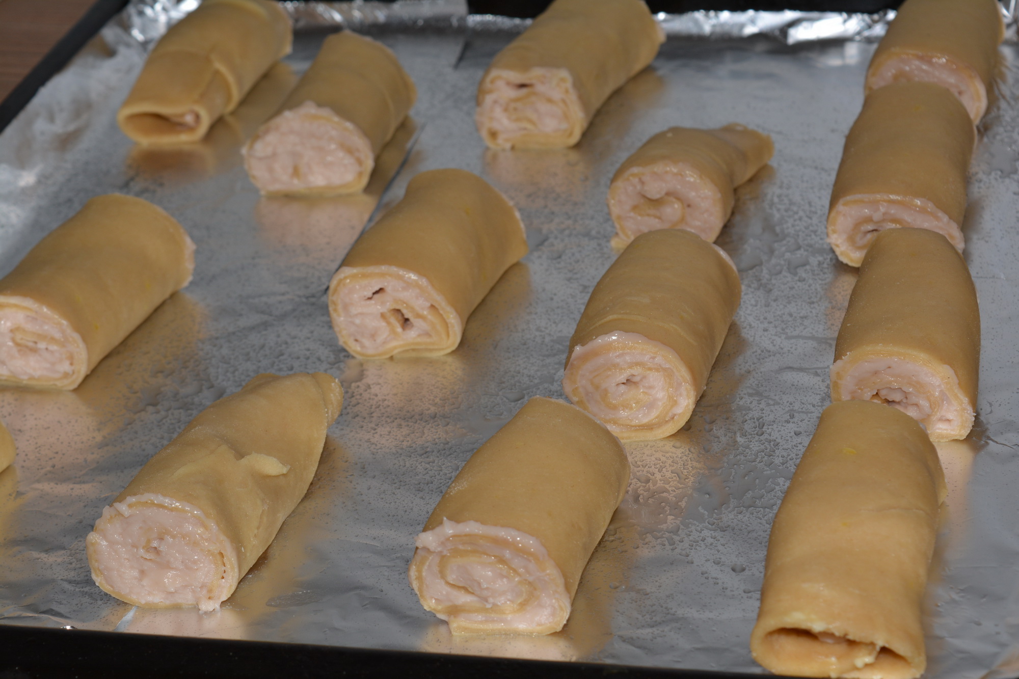 Desert strudel cu aluat fraged de casa, umplutura de mar si crema de vanilie