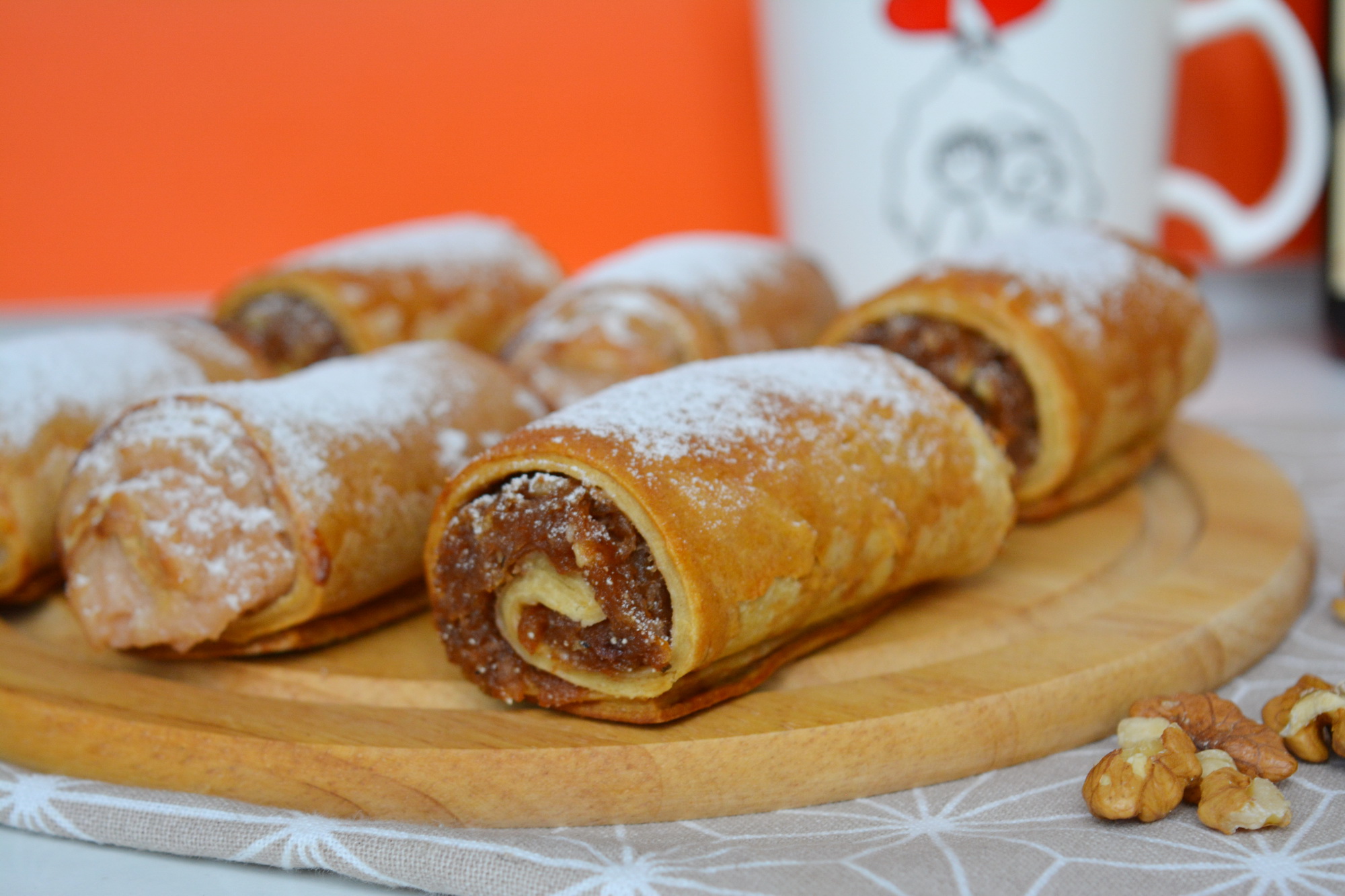 Desert strudel cu aluat fraged de casa, umplutura de mar si crema de vanilie