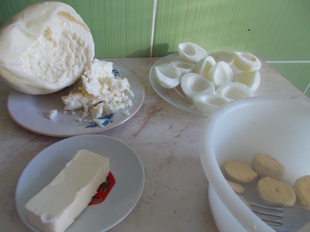 Aperitiv oua umplute cu branza de burduf, in sos de maioneza