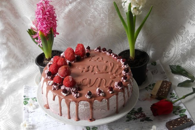 Desert tort cu crema de capsuni si ciocolata