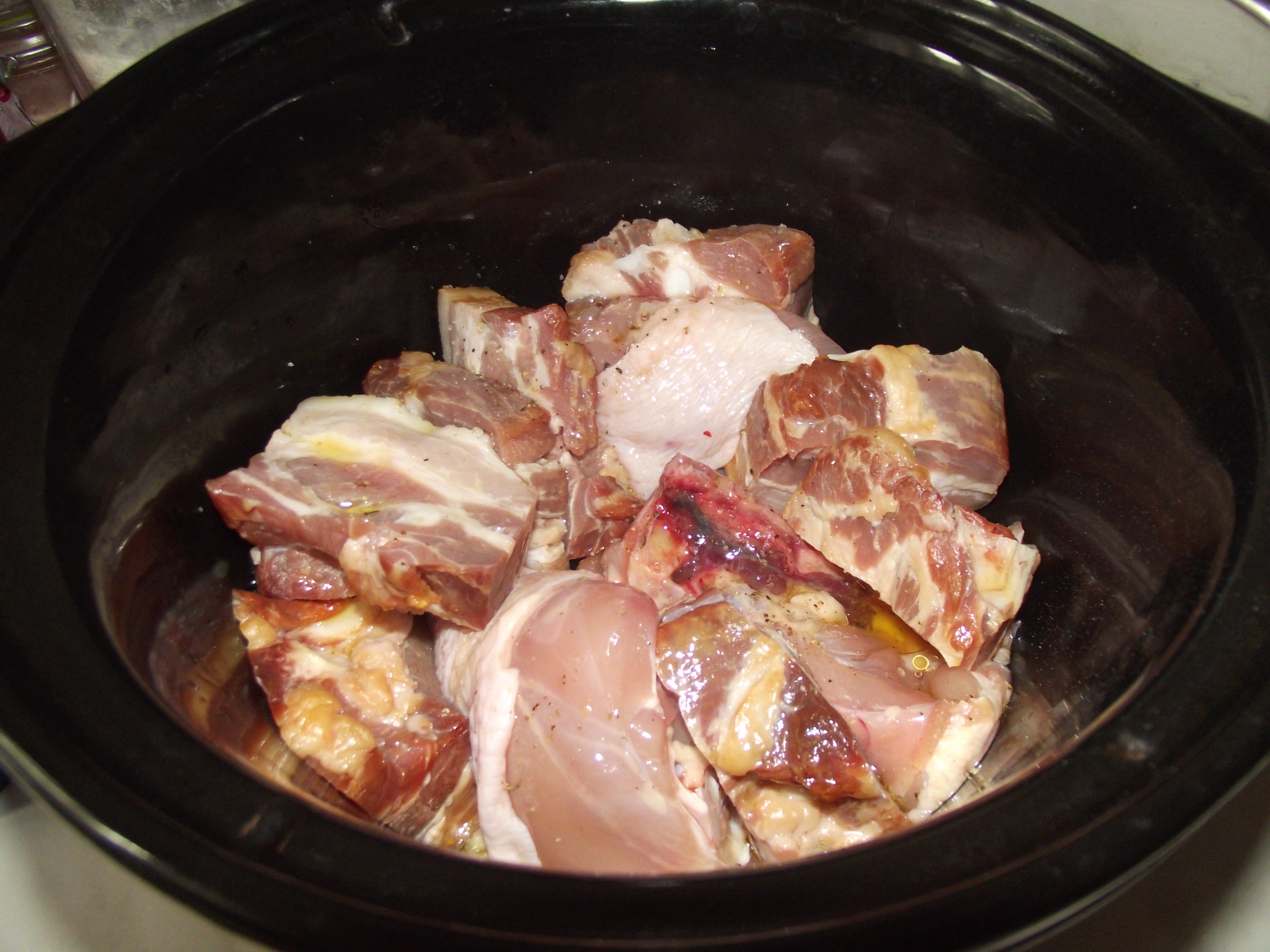 Friptura de pui si porc la slow cooker Crock-Pot cu sos de usturoi verde