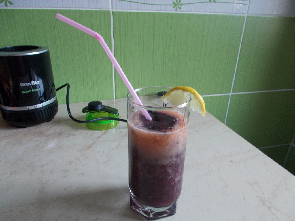 Smoothie cu grepfruit, banana si afine