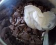 Desert prajitura cu blat de albusuri si crema de cacao si visine-11