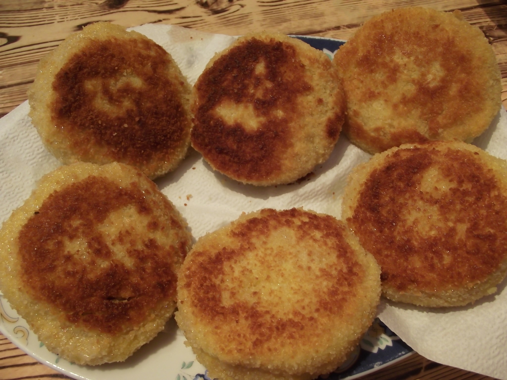 Mini sandvisuri pane cu salam si mozzarella