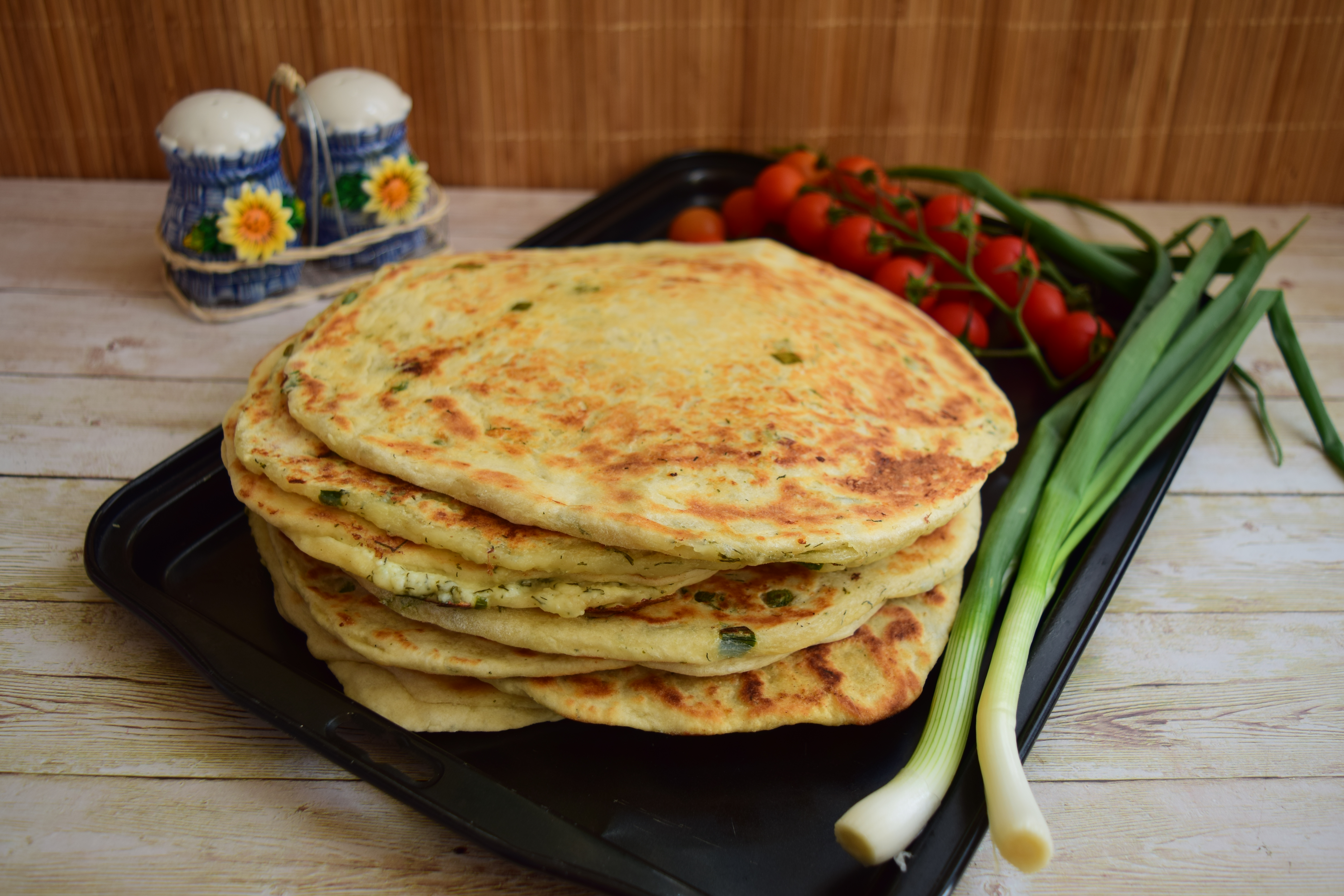 Turte la tigaie cu branza si ceapa verde