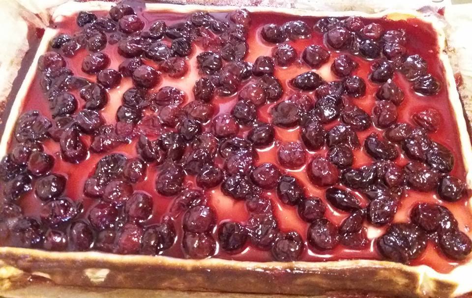 Desert prajitura cu ciocolata, branza si visine