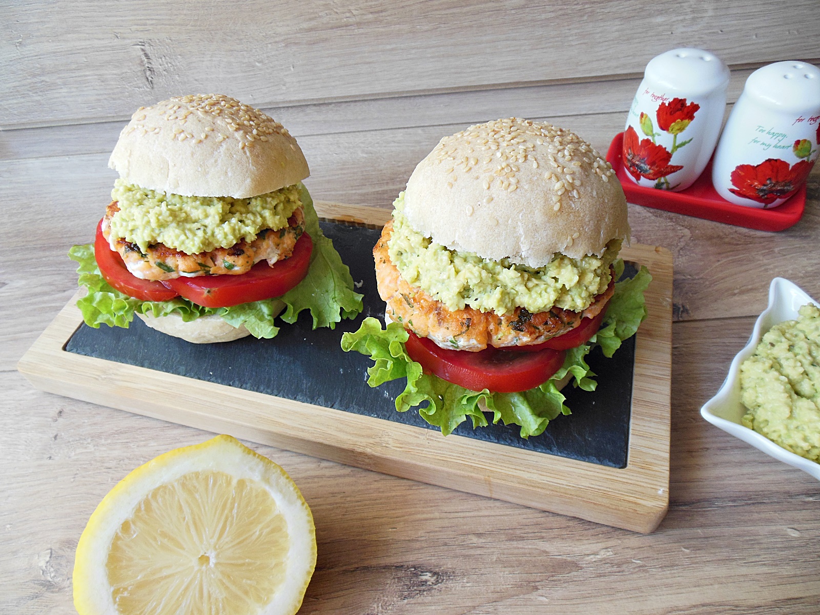 Burger de somon cu pasta de avocado