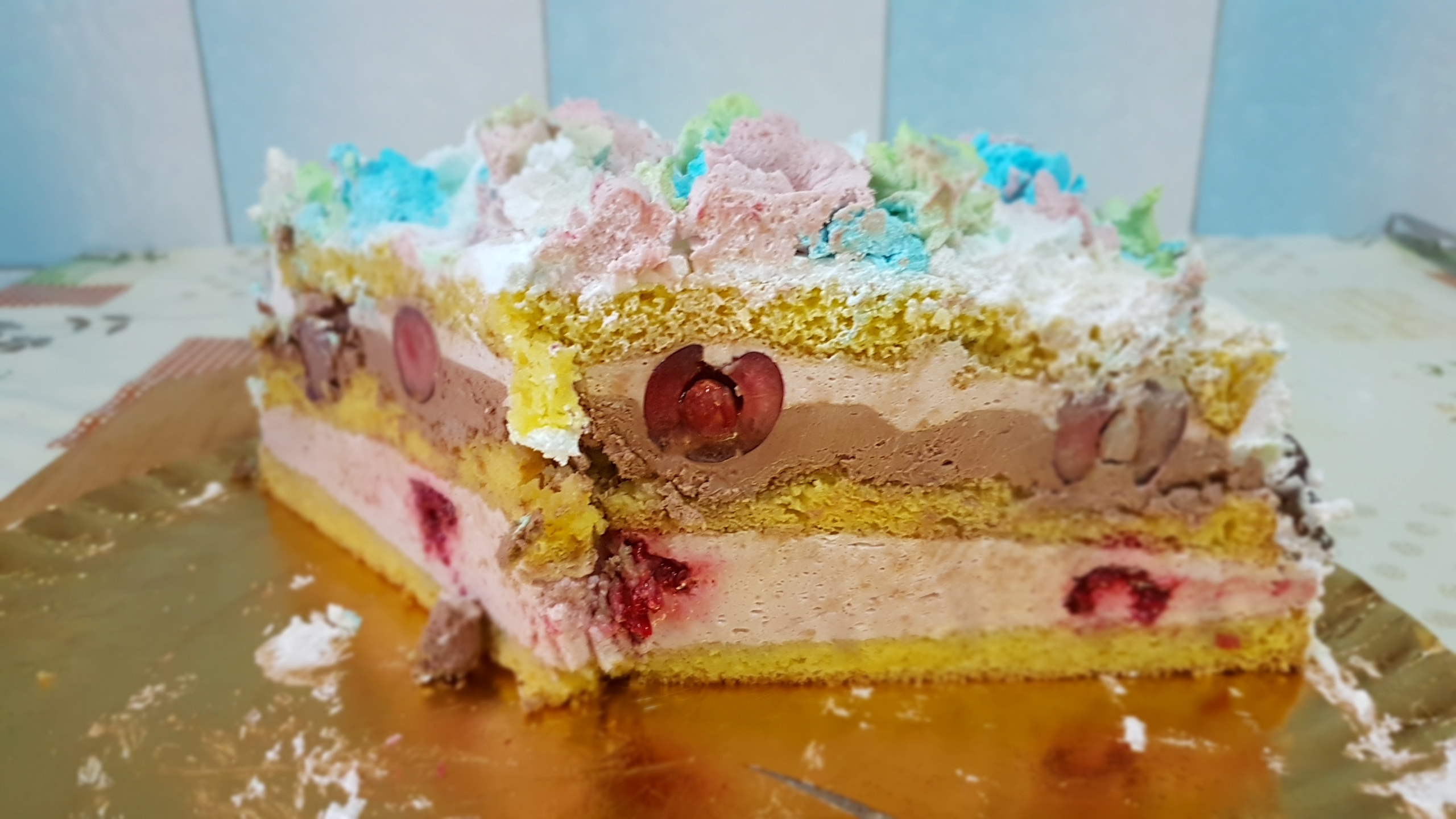 Desert tort Unicorn cu crema de zmeura si crema de ciocolata cu cirese