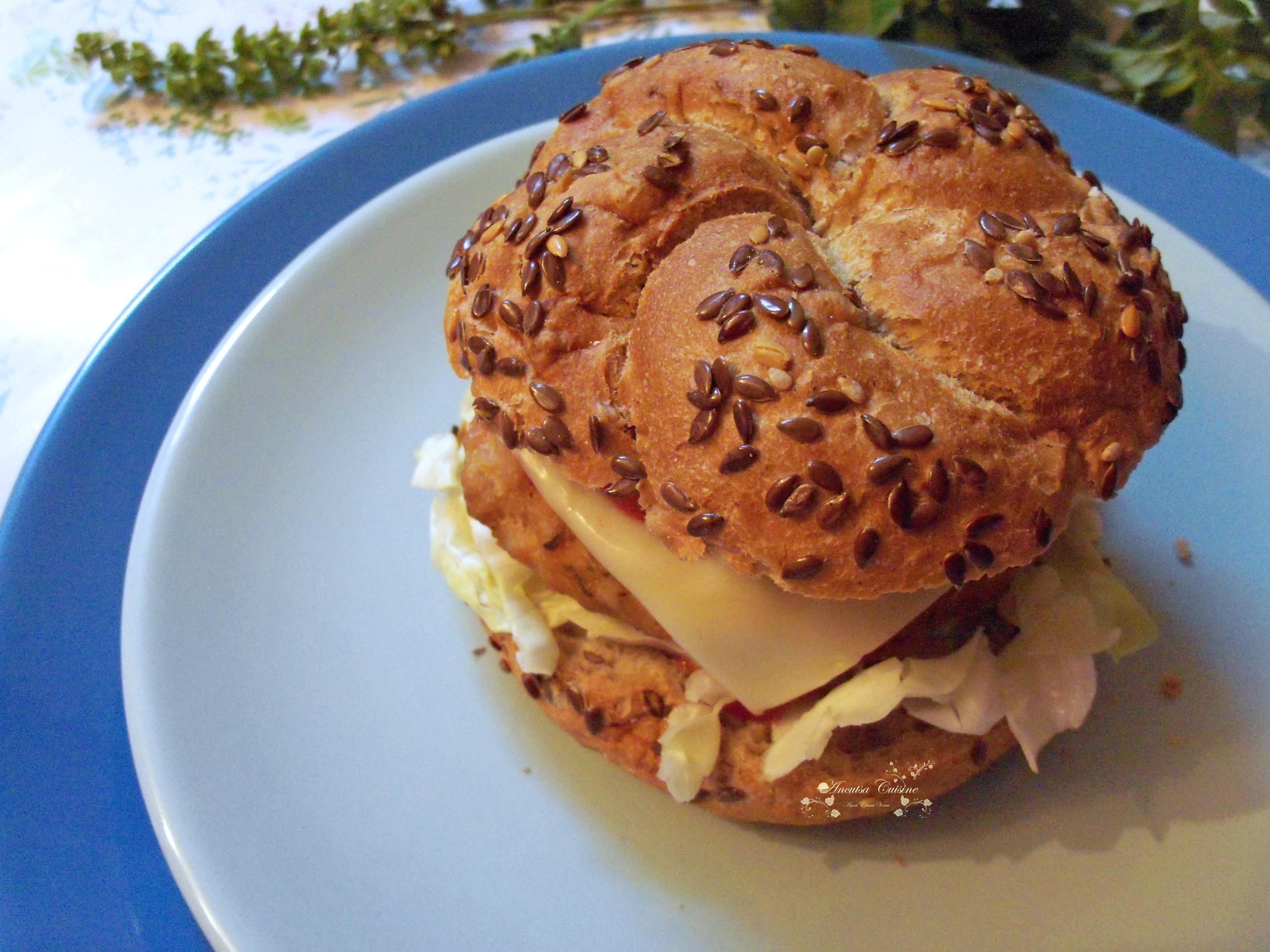 Cheeseburgeri de casa cu varza dulce si chifle negre cu seminte