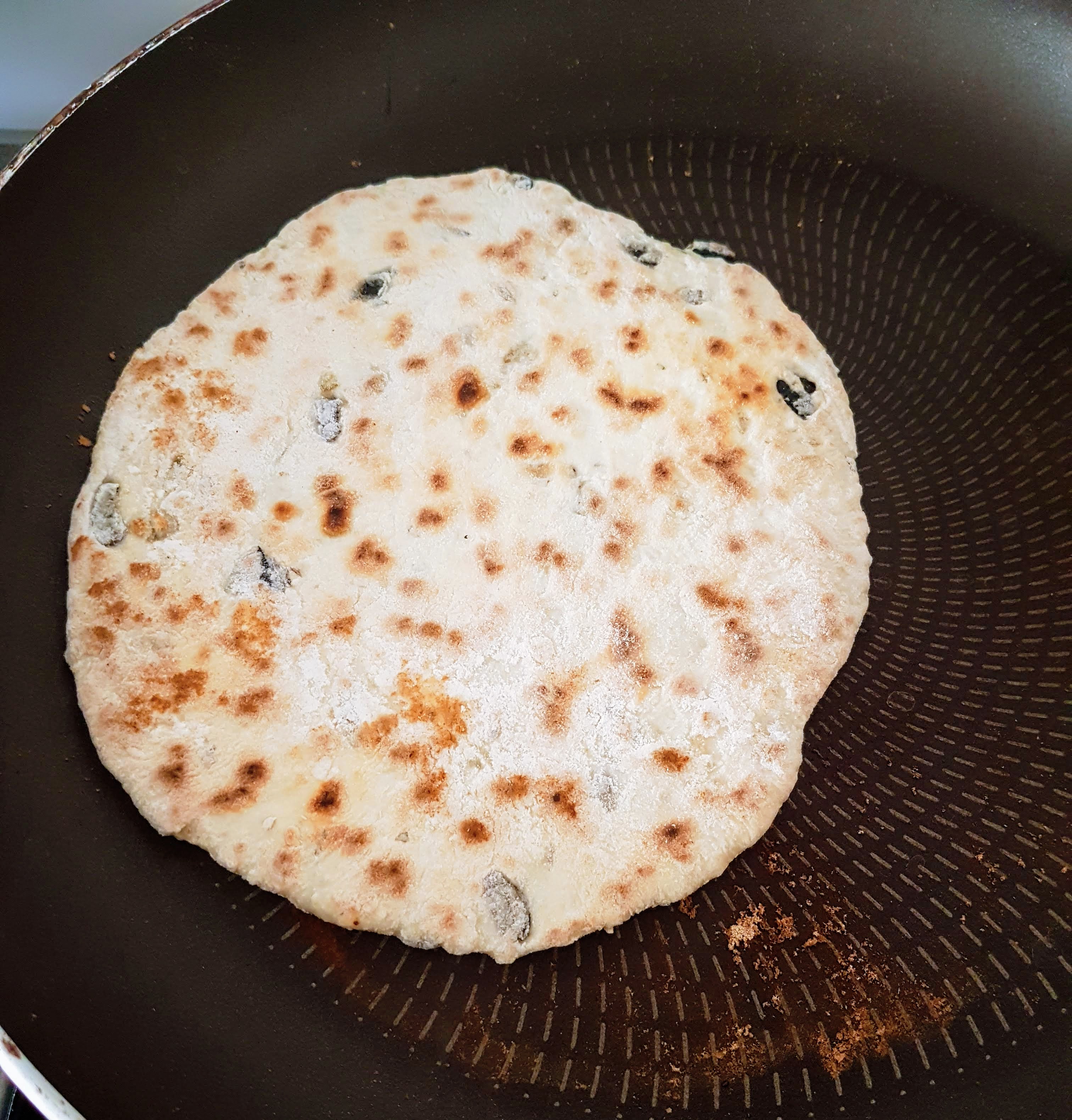 Frigarui din carne tocata cu sos tzatziki, pita cu masline si Delikat