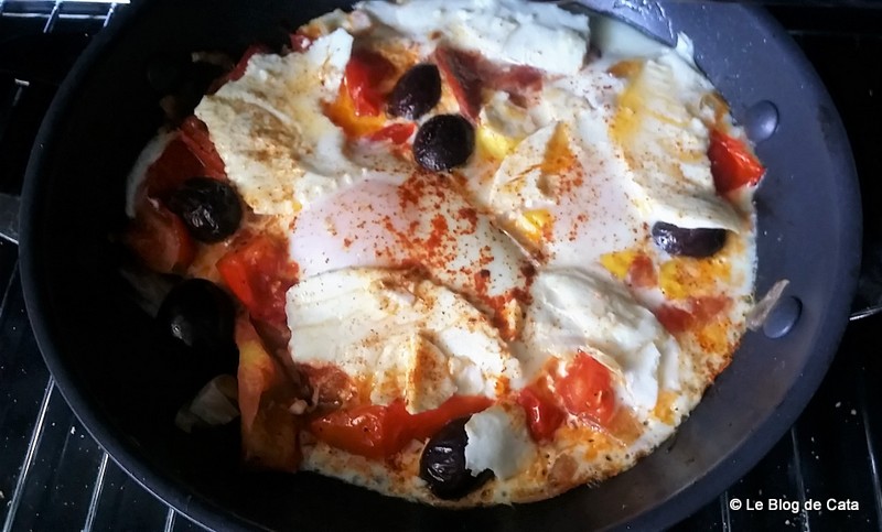 Aperitiv Oua cu carnat chorizo, ricotta si sos de rosii