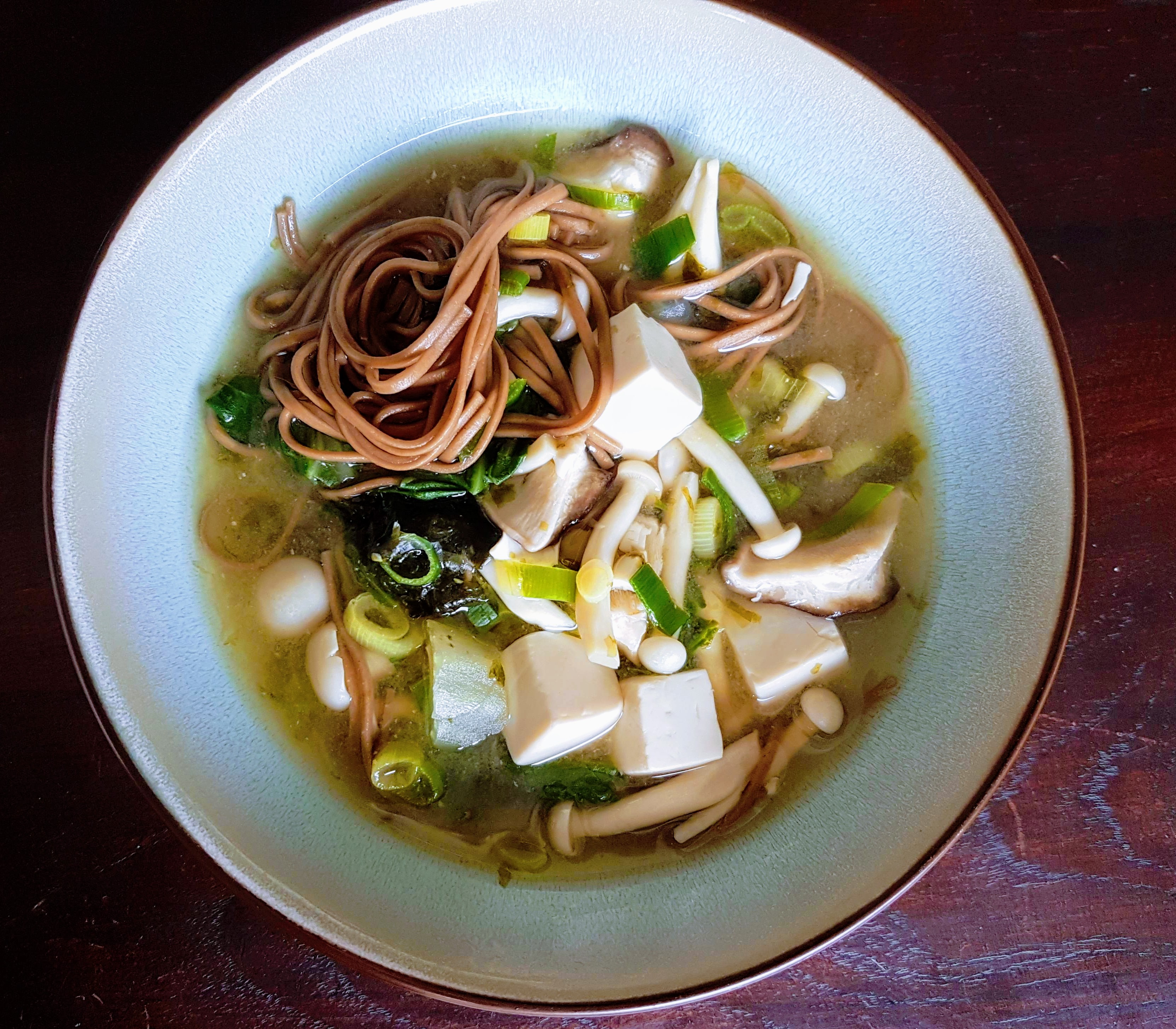 Supa japoneza cu taitei Soba, tofu, alge si miso